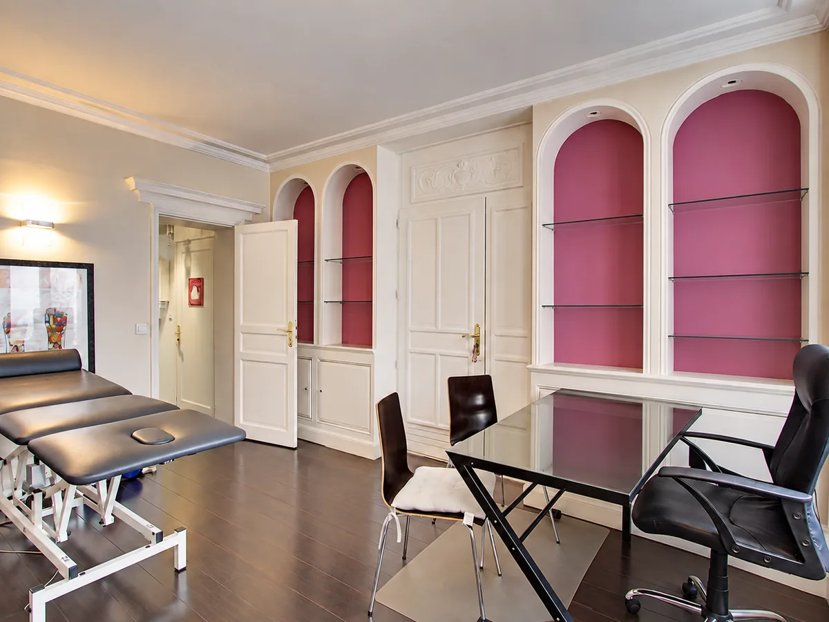 Treatment room of the practice in Neuilly-sur-Seine, Paris